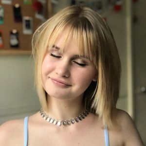 Meet your Posher, Claudia